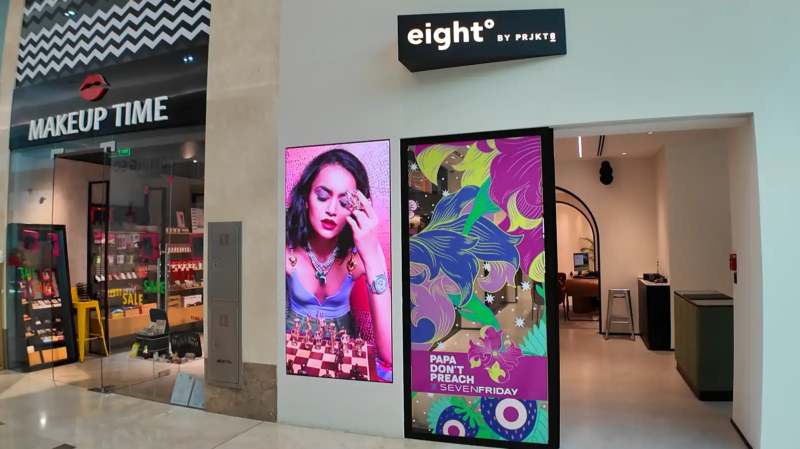 Retail in Mall Window Signage Front Powered by Navori Retail in Mall Window Signage Front Powered by Navori